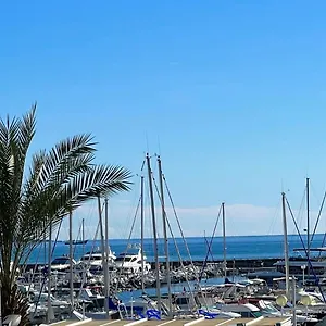 https://seafront-beautiful-flat-with-aircon-and-comfortable-loggia.fr-provencehotel.com